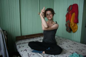 Mama will heute (nach dem Kindergeburtstag!) wieder ein Yogi sein! 4 shoulder stretching 2