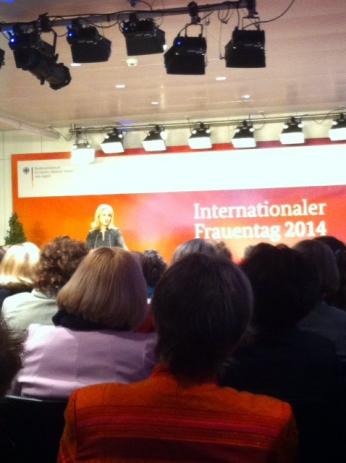 "Welches elektrische Küchengerät braucht Deine Mutter zum Rühren von Teig?" - Mein Besuch im Familienministerium 5 schwe3