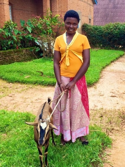 Wie eine Reise Janines Leben für immer umkrempelte - Intombi: Ziegenprojekt für Ruanda 5 jeannine mit ziege