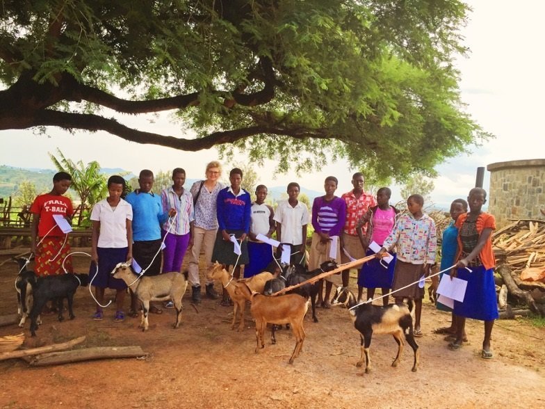 Wie eine Reise Janines Leben für immer umkrempelte - Intombi: Ziegenprojekt für Ruanda 2 mubuga janine