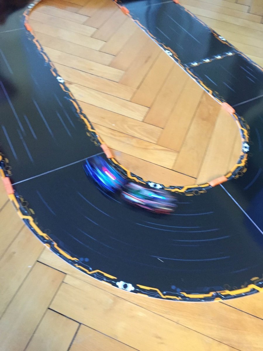 Im Praxist-Test: Wie mit Anki Drive die Grenze zwischen Realität und Virtuellem verschwimmt 2 anki bahn