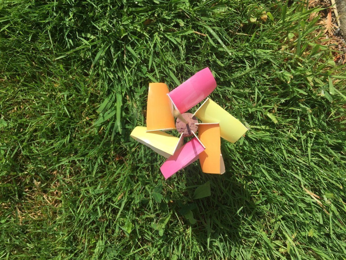 Ein Ausflug in den Wald! So baut ihr einen eigenen Barfuß-Parcours oder ein Wind- und Wasserrad aus FruchtZwerge BIO-Bechern 10 fruchtzwergewindradwiese