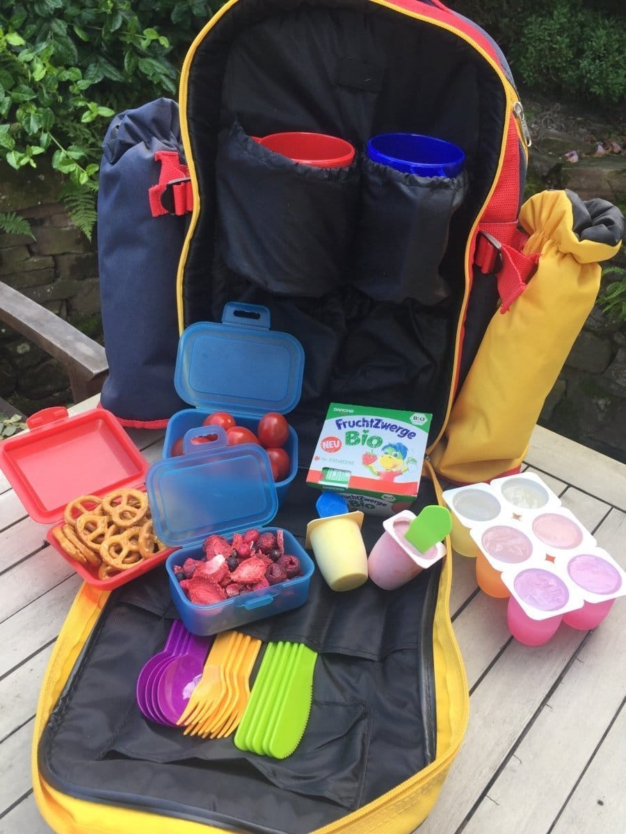 Ein Ausflug in den Wald! So baut ihr einen eigenen Barfuß-Parcours oder ein Wind- und Wasserrad aus FruchtZwerge BIO-Bechern 5 rucksack