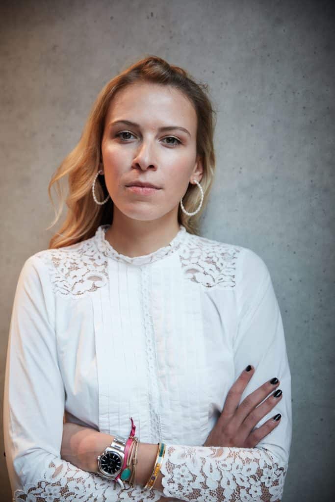 Eden Books Nena Schink Unfollow Portrait ernst © Moritz Thau LOWERES