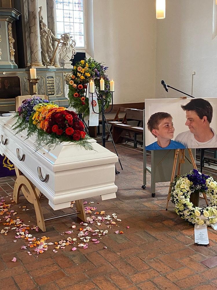 Chemo für Steffi nach Abschied von Papa und Jonas: Wie es der Familie Ewald gerade geht 3 SteffiBeerdigung