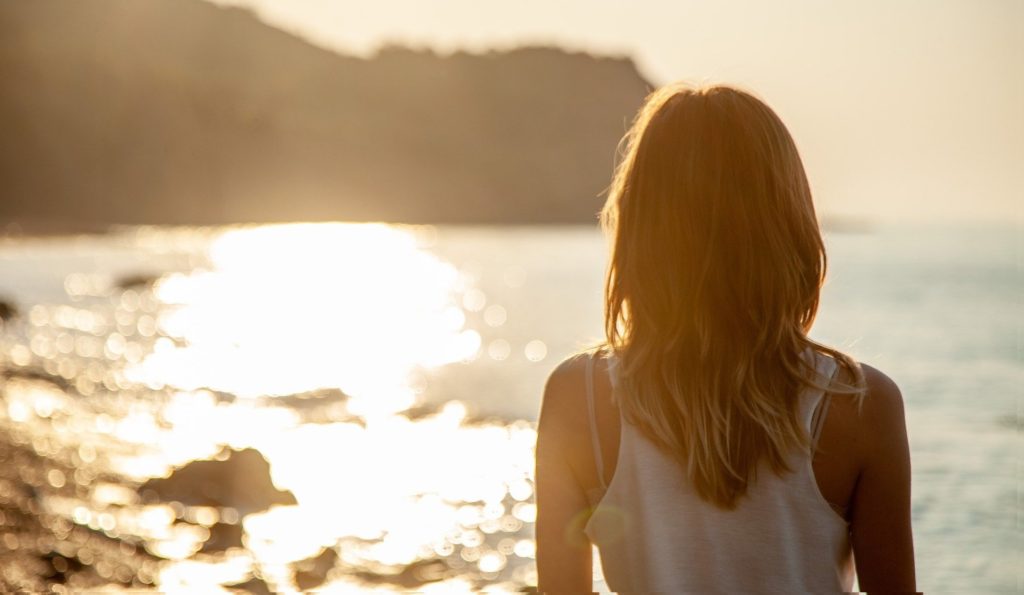 Kinderwunsch-Achterbahn: Happy End mit Einschränkungen 4 Frau am Meer