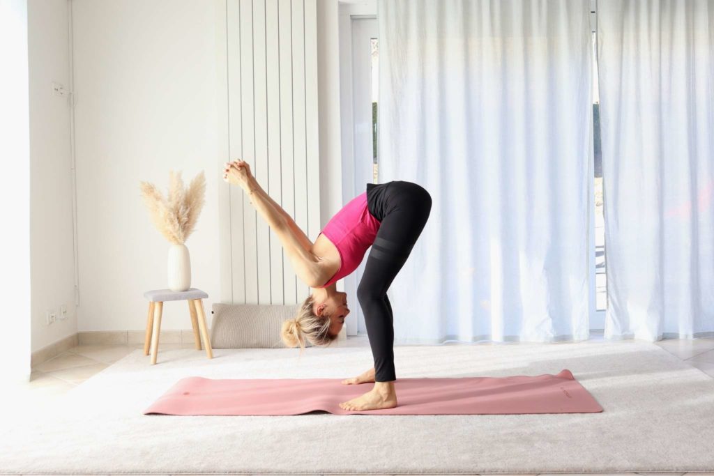 Yoga für Schwangere und Mamas: Wir verlosen Kurse für innere Ruhe und einen kräftigen Körper 4 2 Vorbeuge mit Schulteroeffnung