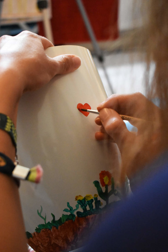 Herz-Urnen für Sternenkinder: Wie wird man eigentlich Urnen-Gestalter? 5 Urne Malset 4