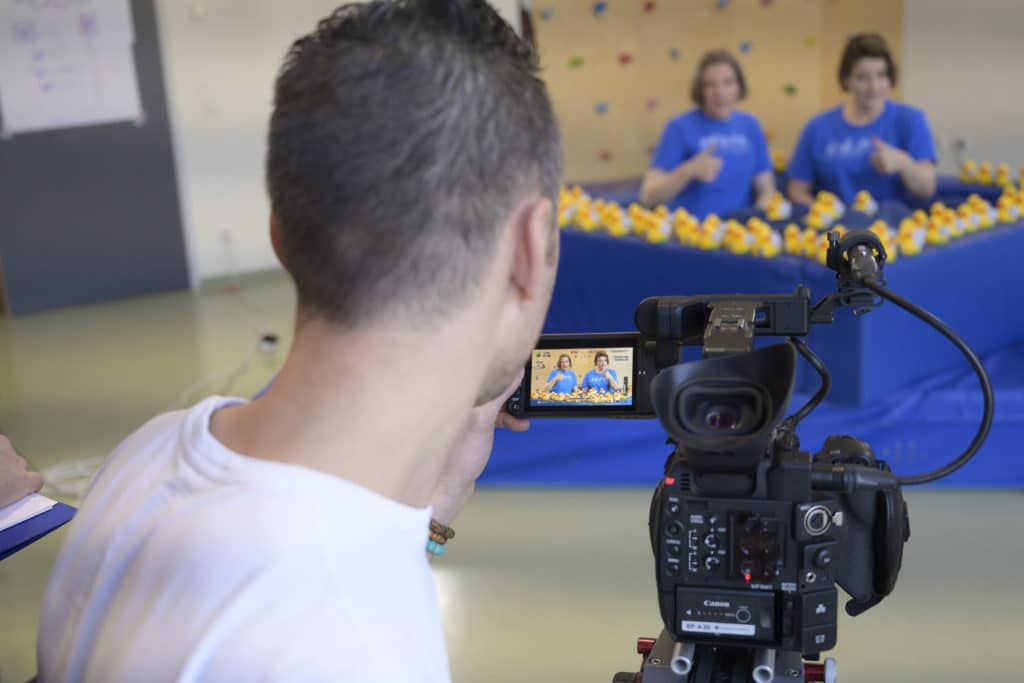 Singfinger: "Auch hörende Menschen profitieren von Gebärden" 4 BFC 2426 a