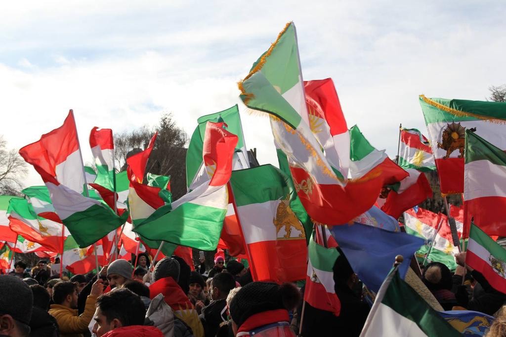 "Frauen Leben Freiheit"-Revolution im Iran: "Ich habe Angst" 2 Frauen Leben Freiheit