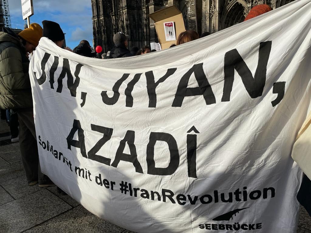 "Frauen Leben Freiheit"-Revolution im Iran: "Ich habe Angst" 4 Frauen Leben Freiheit