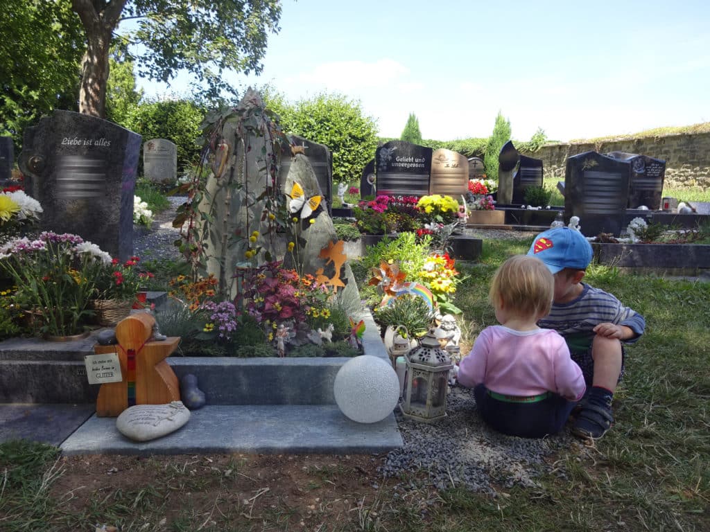 Unfalltod: "Unsere Tochter, 6, starb beim Spielen im Garten" 4 Auf dem Friedhof