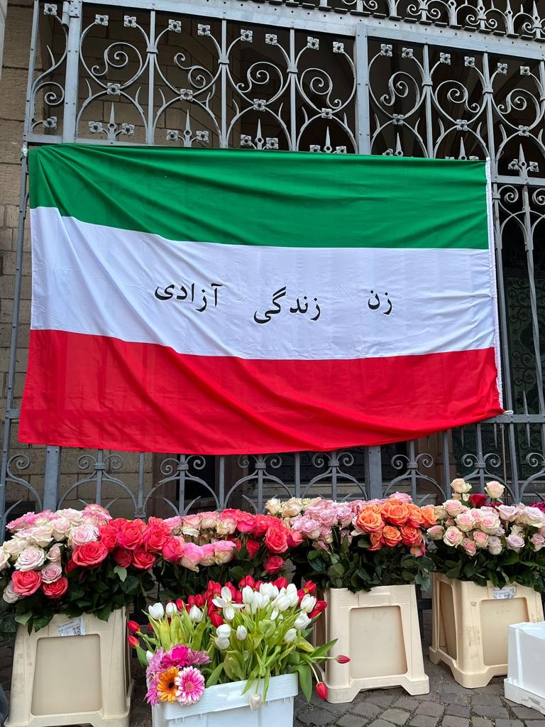 "Frauen Leben Freiheit"-Revolution im Iran: "Ich habe Angst" 5 Wir durften eine Iranerin interviewen, die in Deutschland lebt und hier Proteste und Demonstrationen für ihre Landleute in der Frauen Leben Freiheit-Revolution organisiert.