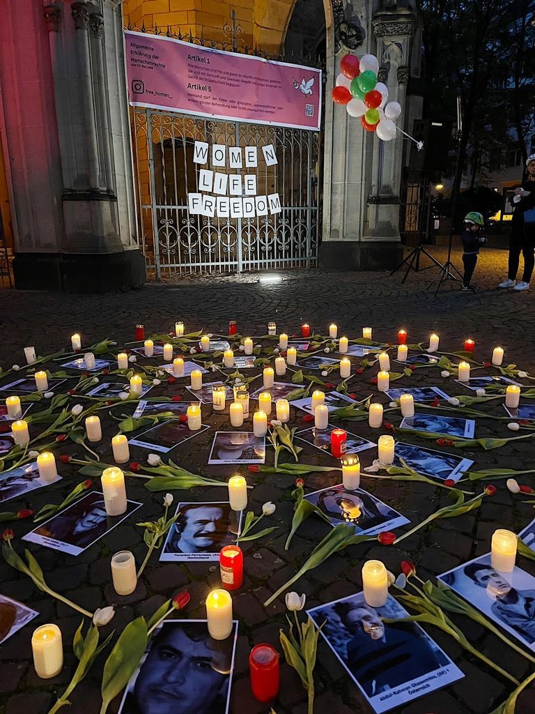 "Frauen Leben Freiheit"-Revolution im Iran: "Ich habe Angst" 7 Frauen Leben Freiheit