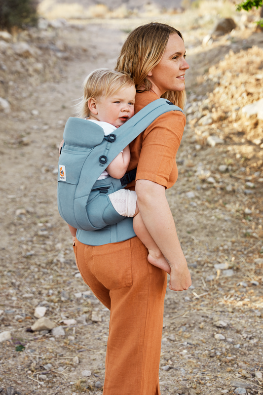 Frage an die Expertin: Lernt mein Kind später laufen, wenn ich es viel trage? 6 R3