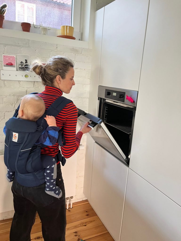 Frage an die Expertin: Lernt mein Kind später laufen, wenn ich es viel trage? 2 laufen