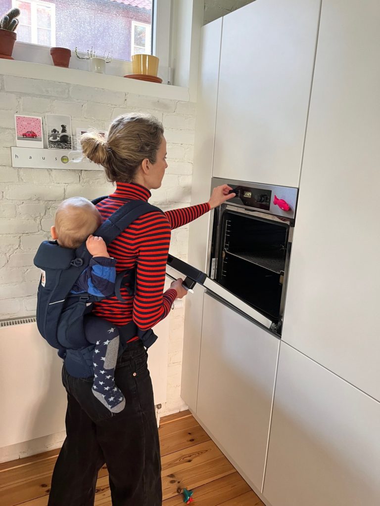 Frage an die Expertin: Lernt mein Kind später laufen, wenn ich es viel trage? 3 T3