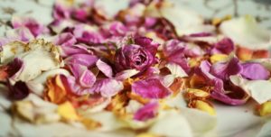 rose petals 2446716 1280