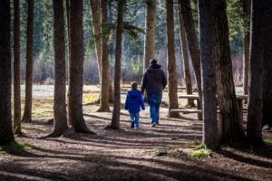 Vater und Sohn im Wald
