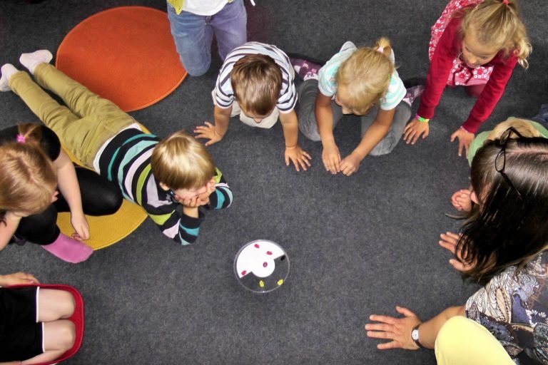 Spielende Kinder
