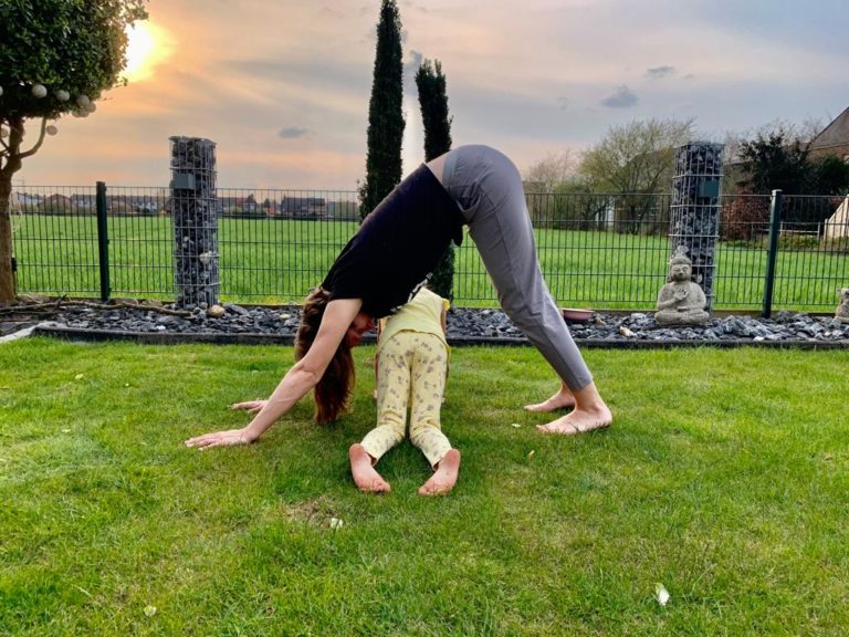 Entspannt statt ausgebrannt - diese Yogaübungen helfen Euch als Familie 27 herabschauende Hund