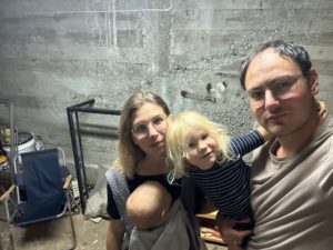 Familie in Israel: Ella spielt mit ihren Toniefiguren "Yoga im Schutzbunker" 23 Israel